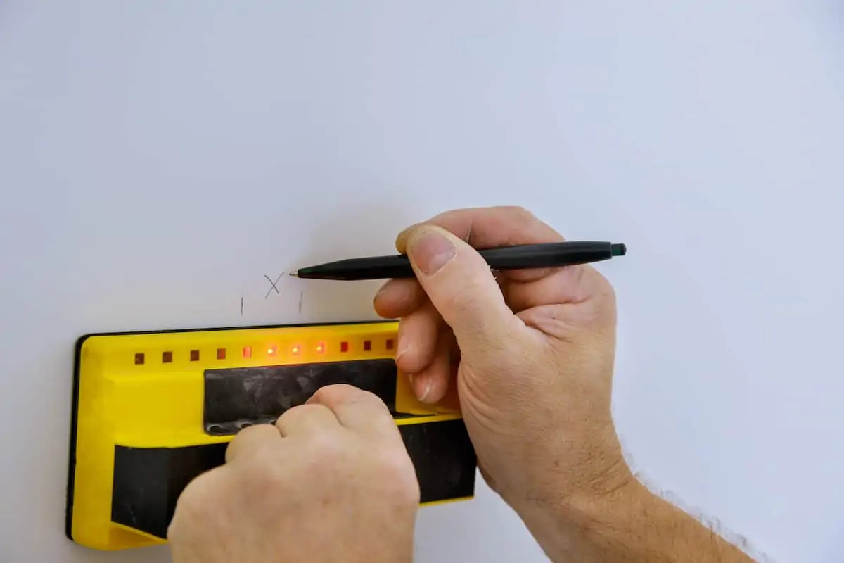 studfinder hanging pictures on drywall