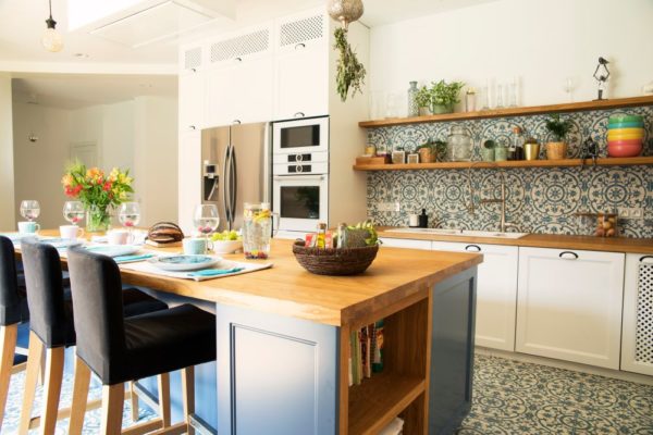 Mediterranean-style Kithcen, matching tile backsplash and flooring