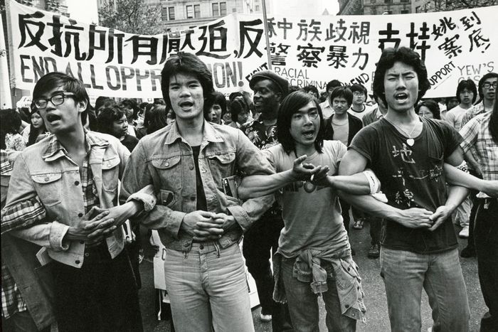 Les manifestants lient les armes pour protester contre la brutalité policière, 1975.