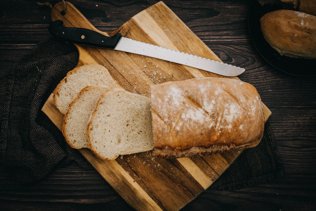 Couteau à pain avec trois tranches de pain frais