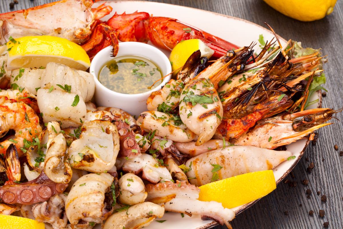 A seafood platter with various seafood items and lemons.