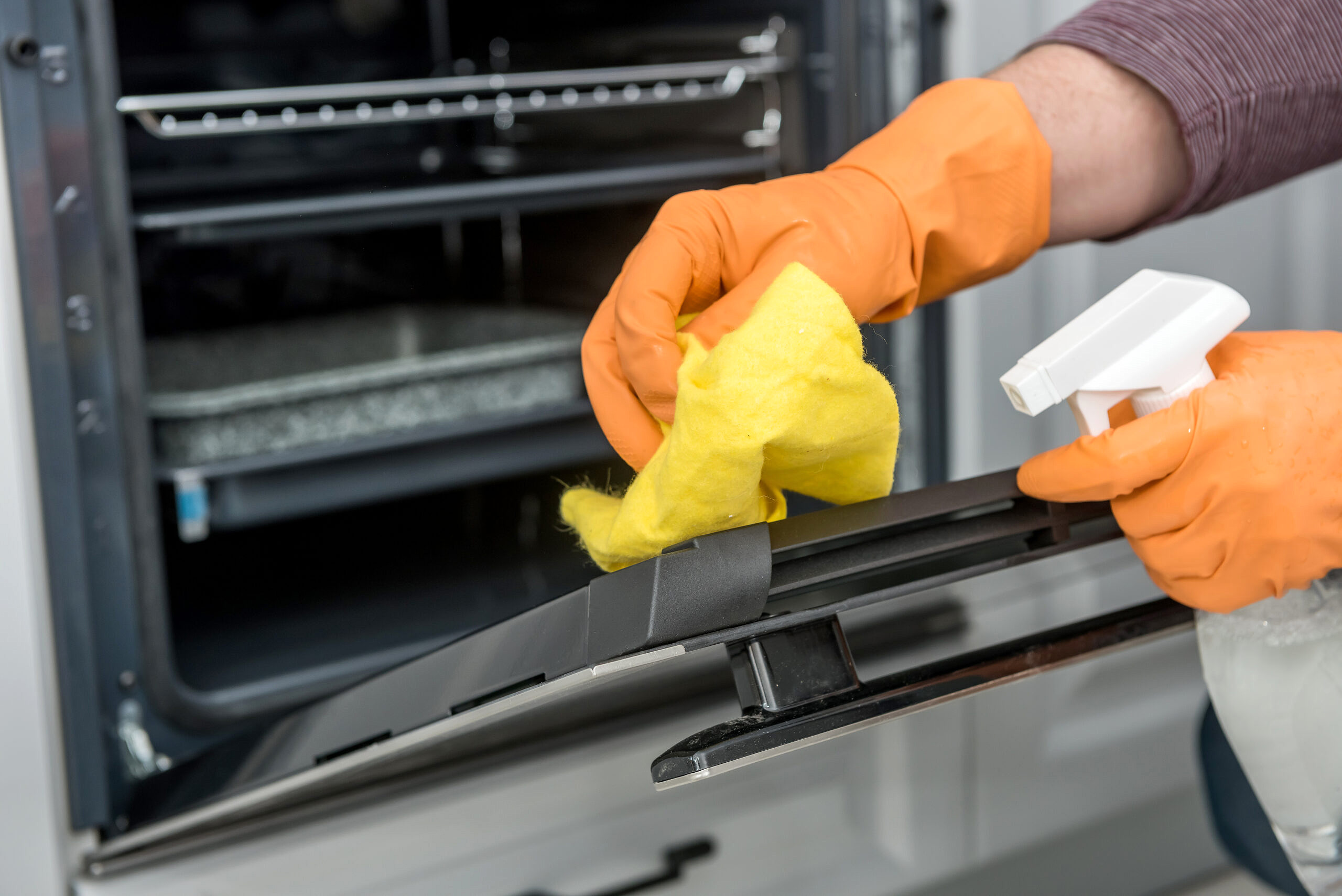 Clean oven in depth to get rid of the smell of the kitchen