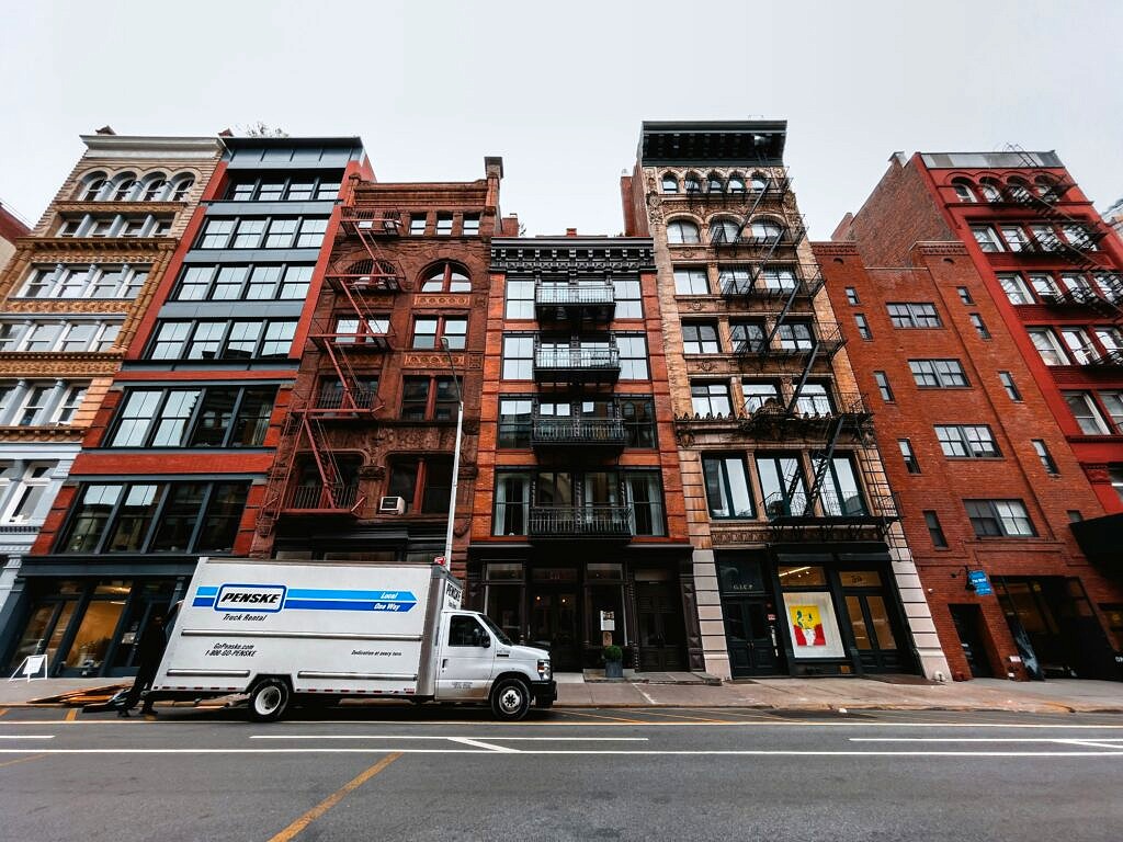 Movement truck in front of the buildings